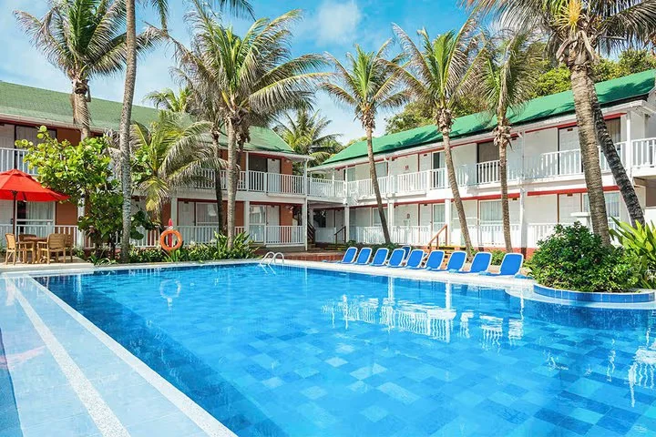 Piscina tropical entre palmeras