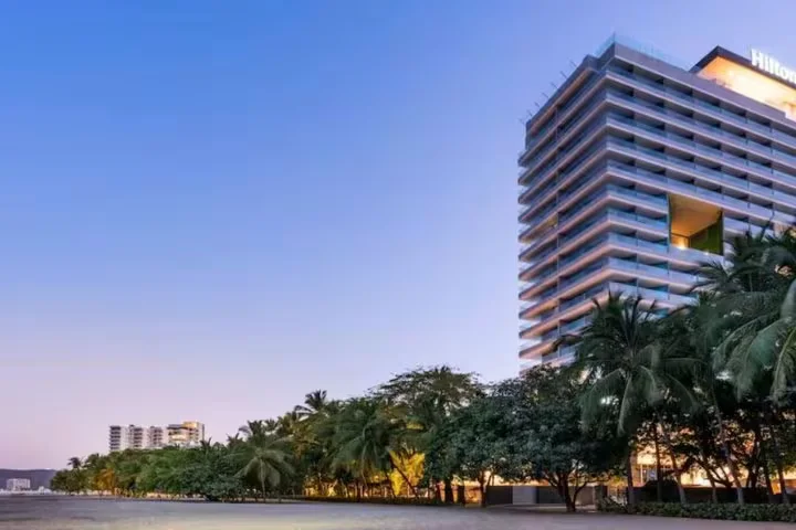 Hotel frente al mar al atardecer